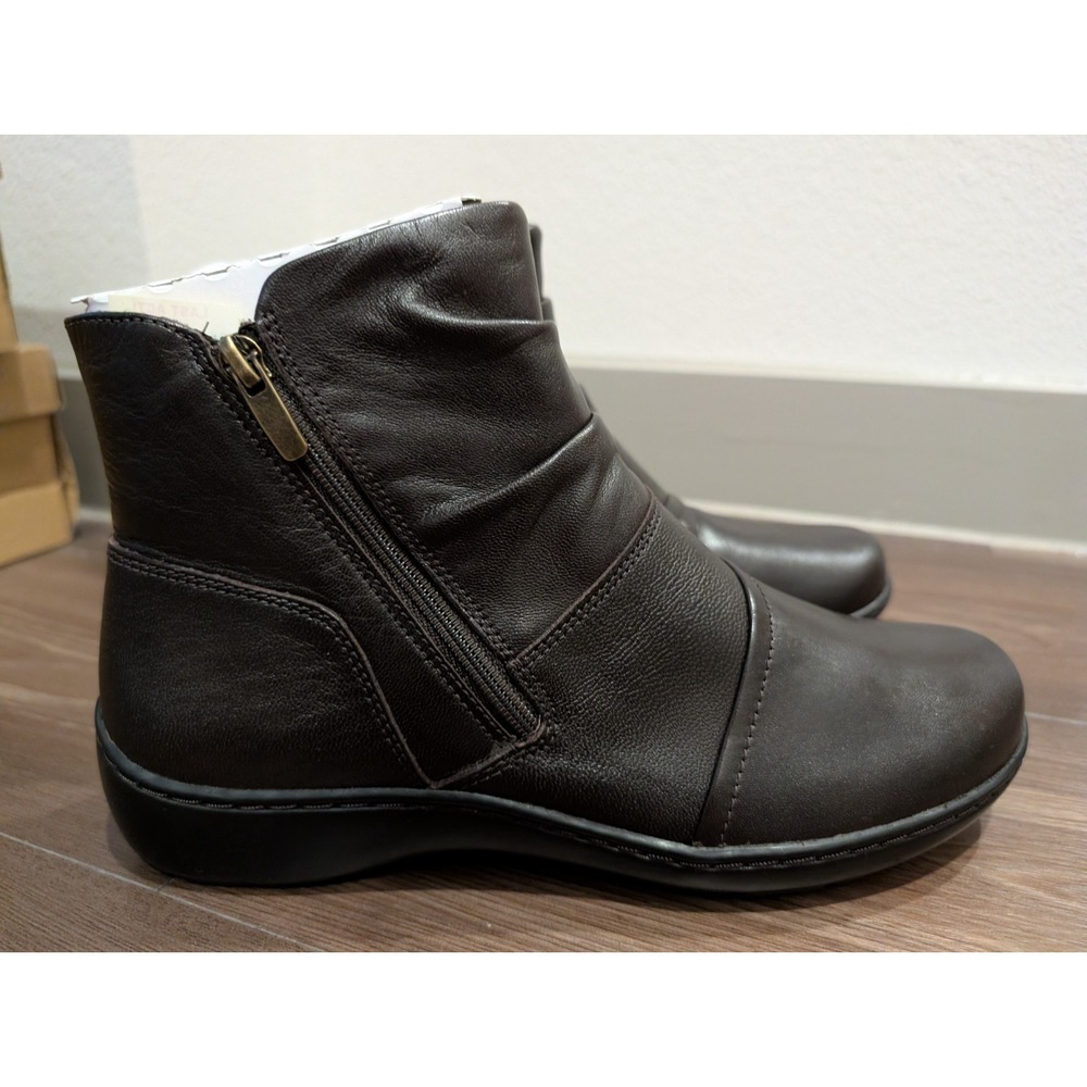 Clarks Collection Women Boots 8.5W Cora Chocolate‎ Leather Side Zip Booties